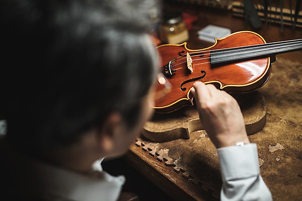 포토 JPG 직업 손 응시 남자 40대 현악기 실내 한명 사람 앉기 상반신 성인 일상 뒷모습 아웃포커스 신체부위 한국인 잡기 작업 작업실 고수 집중 바이올린 장인 수공예 성인남자한명만 국내포토 1 시선 악기 뷰포인트 중년 컨셉 모션 촬영기법 동양인 내부 라이프 공예 향신료 남자한명만 성인남자만 파일형식