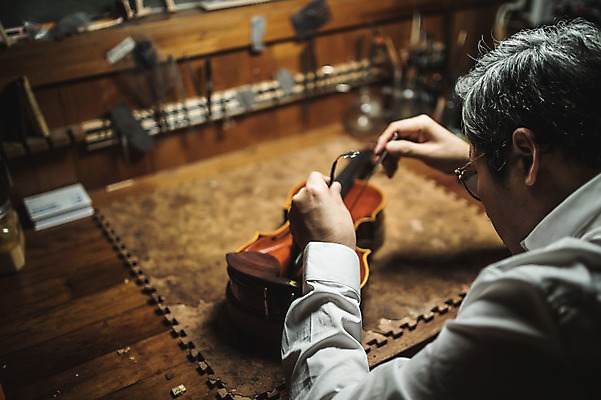포토 JPG 직업 손 응시 남자 40대 현악기 실내 한명 사람 앉기 상반신 성인 일상 뒷모습 아웃포커스 신체부위 한국인 작업 작업실 고수 집중 바이올린 장인 수공예 성인남자한명만 국내포토 1 시선 악기 뷰포인트 중년 컨셉 모션 촬영기법 동양인 내부 라이프 공예 향신료 남자한명만 성인남자만 파일형식