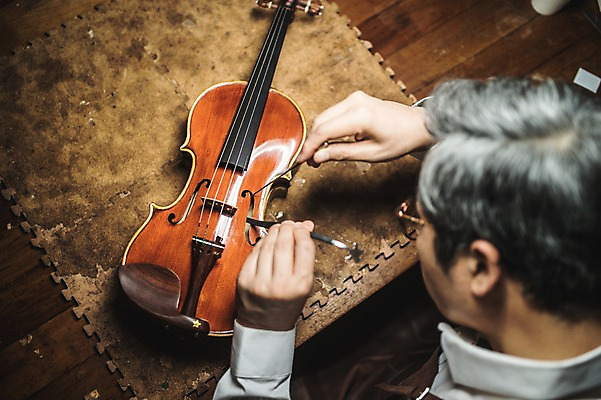 포토 JPG 직업 응시 남자 40대 현악기 실내 한명 사람 앉기 상반신 성인 일상 뒷모습 신체부위 하이앵글 한국인 양손 작업 작업실 고수 집중 바이올린 장인 수공예 성인남자한명만 국내포토 1 손 시선 악기 뷰포인트 중년 컨셉 모션 동양인 내부 라이프 공예 향신료 남자한명만 성인남자만 파일형식
