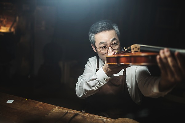 포토 JPG 직업 응시 남자 40대 현악기 실내 표정 한명 들기 사람 앉기 상반신 성인 일상 앞모습 한국인 잡기 작업 작업실 고수 집중 바이올린 장인 성인남자한명만 국내포토 1 시선 악기 뷰포인트 중년 컨셉 모션 동양인 내부 라이프 향신료 남자한명만 성인남자만 파일형식