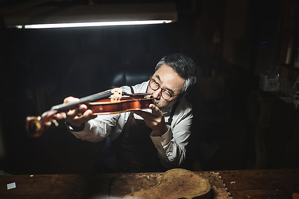 포토 JPG 직업 응시 남자 40대 현악기 전등 실내 표정 한명 들기 사람 앉기 상반신 성인 일상 앞모습 한국인 잡기 작업 작업실 고수 집중 바이올린 장인 성인남자한명만 국내포토 1 시선 악기 뷰포인트 중년 컨셉 모션 조명 동양인 내부 라이프 향신료 남자한명만 성인남자만 파일형식