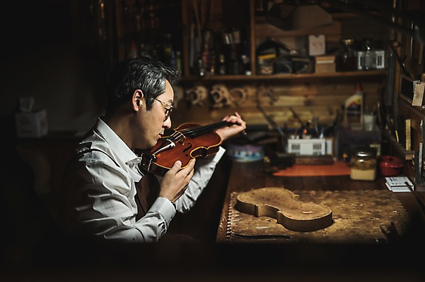 포토 JPG 직업 응시 남자 40대 현악기 실내 표정 한명 들기 사람 앉기 상반신 성인 일상 옆모습 소리 듣기 한국인 잡기 작업 작업실 고수 집중 바이올린 장인 성인남자한명만 국내포토 1 시선 악기 뷰포인트 중년 컨셉 모션 동양인 내부 라이프 향신료 남자한명만 성인남자만 파일형식