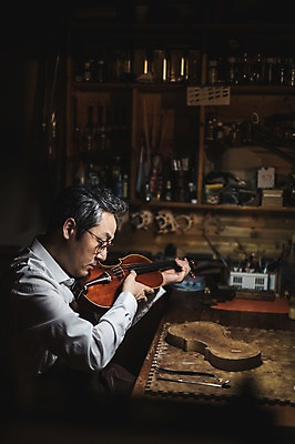 포토 JPG 직업 손 응시 남자 40대 현악기 실내 표정 한명 들기 사람 앉기 상반신 성인 일상 옆모습 신체부위 소리 듣기 한국인 잡기 작업 작업실 고수 집중 바이올린 장인 성인남자한명만 국내포토 1 시선 악기 뷰포인트 중년 컨셉 모션 동양인 내부 라이프 향신료 남자한명만 성인남자만 파일형식