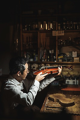 포토 JPG 직업 응시 남자 40대 현악기 실내 한명 들기 사람 앉기 상반신 성인 일상 옆모습 소리 듣기 한국인 작업 작업실 고수 집중 바이올린 장인 성인남자한명만 국내포토 1 시선 악기 뷰포인트 중년 컨셉 모션 동양인 내부 라이프 향신료 남자한명만 성인남자만 파일형식