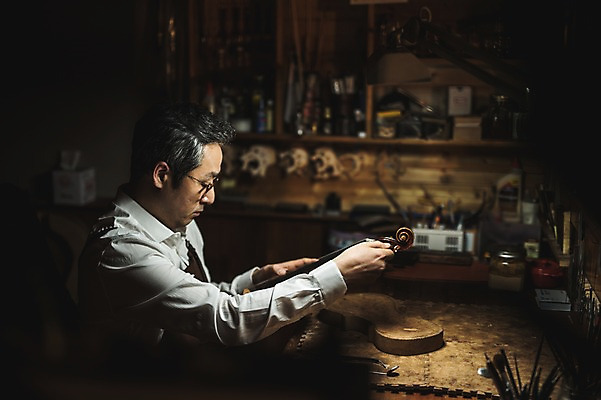 포토 JPG 직업 손 응시 남자 40대 현악기 실내 표정 한명 사람 앉기 상반신 성인 일상 옆모습 신체부위 한국인 잡기 작업 작업실 고수 집중 바이올린 장인 성인남자한명만 국내포토 1 시선 악기 뷰포인트 중년 컨셉 모션 동양인 내부 라이프 향신료 남자한명만 성인남자만 파일형식