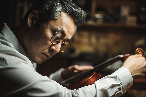 포토 JPG 직업 응시 남자 40대 현악기 실내 표정 한명 사람 앉기 상반신 성인 일상 옆모습 아웃포커스 소리 듣기 한국인 잡기 작업 작업실 고수 집중 바이올린 장인 성인남자한명만 국내포토 1 시선 악기 뷰포인트 중년 컨셉 모션 촬영기법 동양인 내부 라이프 향신료 남자한명만 성인남자만 파일형식
