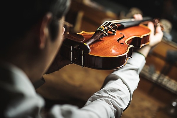 포토 JPG 직업 응시 남자 40대 현악기 실내 한명 들기 사람 상반신 성인 일상 뒷모습 아웃포커스 한국인 잡기 작업 작업실 고수 집중 바이올린 장인 성인남자한명만 국내포토 1 시선 악기 뷰포인트 중년 컨셉 모션 촬영기법 동양인 내부 라이프 향신료 남자한명만 성인남자만 파일형식