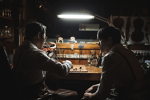 포토 JPG 직업 응시 남자 40대 연주 현악기 전등 실내 표정 사람 앉기 상반신 20대 성인 두명 일상 옆모습 아웃포커스 감상 듣기 한국인 작업실 고수 집중 바이올린 제자 실습 장인 신입 성인남자만 국내포토 시선 악기 음악 뷰포인트 중년 컨셉 모션 조명 촬영기법 동양인 청년 내부 라이프 향신료 남자만 성인만 파일형식