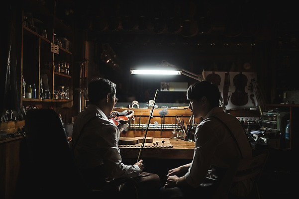 포토 JPG 직업 응시 남자 40대 연주 현악기 전등 실내 표정 사람 앉기 상반신 20대 성인 두명 일상 옆모습 아웃포커스 한국인 작업실 고수 집중 바이올린 제자 실습 장인 신입 성인남자만 국내포토 시선 악기 음악 뷰포인트 중년 컨셉 모션 조명 촬영기법 동양인 청년 내부 라이프 향신료 남자만 성인만 파일형식
