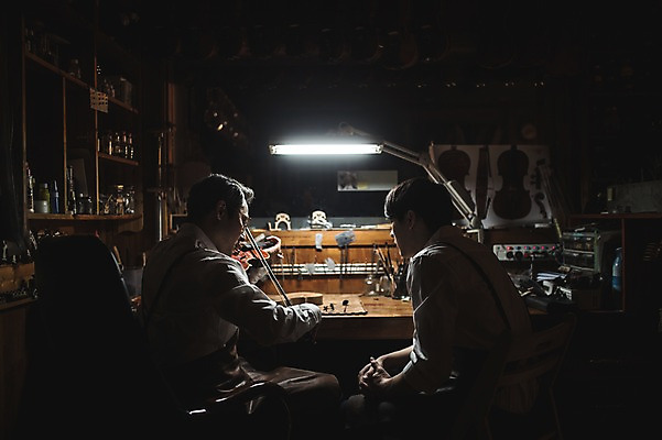 포토 JPG 직업 응시 남자 40대 연주 현악기 전등 실내 표정 사람 앉기 상반신 20대 성인 두명 일상 옆모습 아웃포커스 듣기 한국인 작업실 고수 집중 바이올린 제자 실습 장인 신입 성인남자만 국내포토 시선 악기 음악 뷰포인트 중년 컨셉 모션 조명 촬영기법 동양인 청년 내부 라이프 향신료 남자만 성인만 파일형식