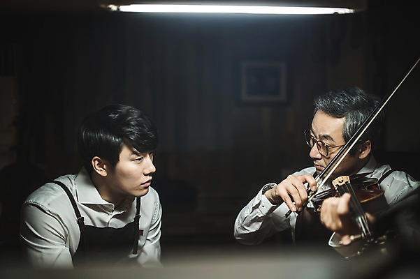 포토 JPG 직업 응시 남자 40대 연주 현악기 전등 실내 표정 사람 앉기 상반신 20대 성인 두명 일상 옆모습 아웃포커스 감상 듣기 한국인 작업실 고수 집중 바이올린 실습 장인 신입 성인남자만 국내포토 시선 악기 음악 뷰포인트 중년 컨셉 모션 조명 촬영기법 동양인 청년 내부 라이프 향신료 남자만 성인만 파일형식