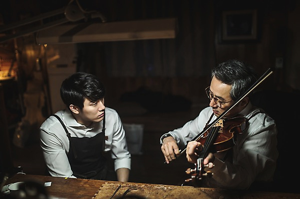 포토 JPG 직업 응시 남자 40대 연주 현악기 실내 표정 사람 앉기 상반신 20대 성인 두명 일상 옆모습 아웃포커스 감상 듣기 한국인 작업실 고수 집중 바이올린 실습 장인 신입 성인남자만 국내포토 시선 악기 음악 뷰포인트 중년 컨셉 모션 촬영기법 동양인 청년 내부 라이프 향신료 남자만 성인만 파일형식