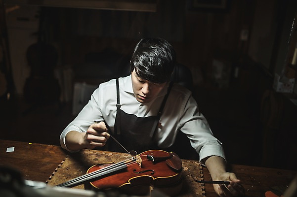 포토 JPG 직업 응시 남자 현악기 실내 표정 한명 사람 앉기 상반신 20대 성인 일상 앞모습 아웃포커스 앞치마 한국인 작업 작업실 집중 바이올린 실습 수공예 신입 성인남자한명만 국내포토 1 시선 악기 뷰포인트 컨셉 모션 촬영기법 동양인 청년 내부 라이프 공예 남자한명만 성인남자만 파일형식