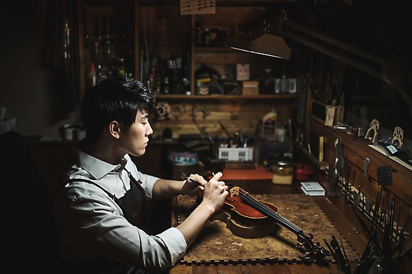 포토 JPG 직업 응시 남자 현악기 실내 표정 한명 사람 앉기 상반신 20대 성인 일상 옆모습 아웃포커스 한국인 잡기 작업 작업실 집중 바이올린 실습 수공예 신입 성인남자한명만 국내포토 1 시선 악기 뷰포인트 컨셉 모션 촬영기법 동양인 청년 내부 라이프 공예 남자한명만 성인남자만 파일형식