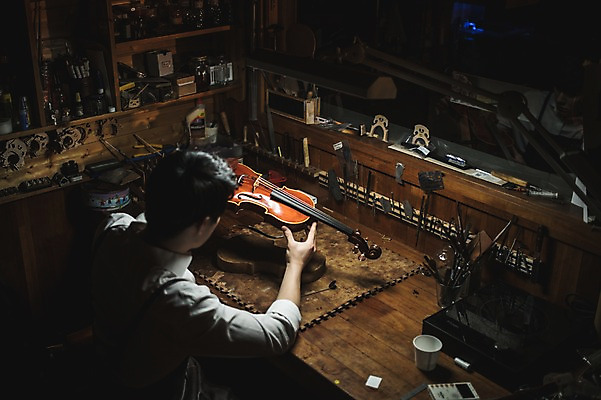 포토 JPG 직업 응시 남자 현악기 실내 한명 들기 사람 상반신 20대 성인 일상 옆모습 아웃포커스 한국인 작업 작업실 집중 바이올린 책상 실습 신입 성인남자한명만 국내포토 1 시선 악기 뷰포인트 가구 컨셉 모션 촬영기법 동양인 청년 내부 라이프 남자한명만 성인남자만 파일형식