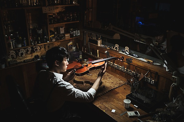포토 JPG 직업 응시 남자 현악기 실내 표정 한명 사람 앉기 상반신 20대 성인 일상 옆모습 아웃포커스 한국인 잡기 작업 작업실 집중 바이올린 책상 실습 신입 성인남자한명만 국내포토 1 시선 악기 뷰포인트 가구 컨셉 모션 촬영기법 동양인 청년 내부 라이프 남자한명만 성인남자만 파일형식