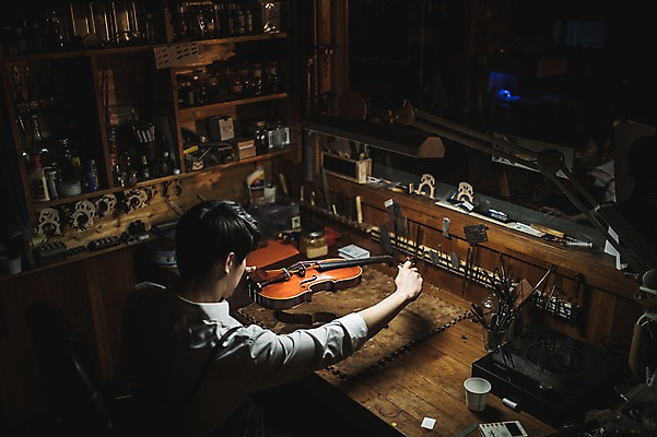 포토 JPG 직업 응시 남자 현악기 실내 한명 사람 앉기 상반신 20대 성인 일상 옆모습 아웃포커스 하이앵글 한국인 잡기 작업 작업실 집중 바이올린 책상 실습 신입 성인남자한명만 국내포토 1 시선 악기 뷰포인트 가구 컨셉 모션 촬영기법 동양인 청년 내부 라이프 남자한명만 성인남자만 파일형식