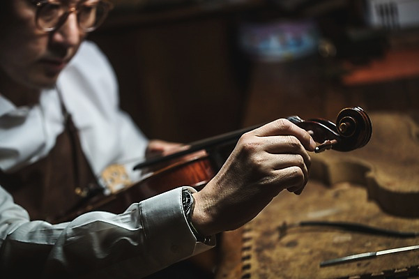 포토 JPG 직업 손 응시 남자 40대 현악기 실내 표정 한명 사람 앉기 상반신 성인 일상 옆모습 아웃포커스 신체부위 한국인 잡기 작업 작업실 고수 집중 바이올린 장인 조율 성인남자한명만 국내포토 1 시선 악기 뷰포인트 중년 컨셉 모션 촬영기법 동양인 내부 라이프 향신료 남자한명만 성인남자만 파일형식