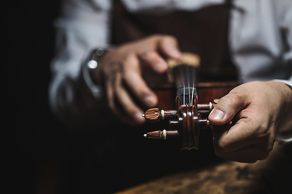 포토 JPG 직업 남자 40대 현악기 실내 한명 사람 앉기 근접촬영 상반신 성인 일상 앞모습 신체부위 한국인 양손 잡기 작업 작업실 고수 바이올린 장인 조율 성인남자한명만 국내포토 1 손 악기 뷰포인트 중년 모션 동양인 내부 라이프 향신료 남자한명만 성인남자만 파일형식