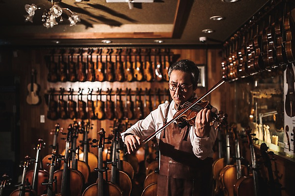 포토 JPG 직업 남자 악기 40대 연주 현악기 실내 한명 서기 사람 상반신 성인 일상 앞모습 눈감음 감상 한국인 잡기 작업실 고수 집중 바이올린 장인 성인남자한명만 국내포토 1 음악 뷰포인트 중년 컨셉 모션 동양인 내부 라이프 향신료 남자한명만 성인남자만 파일형식