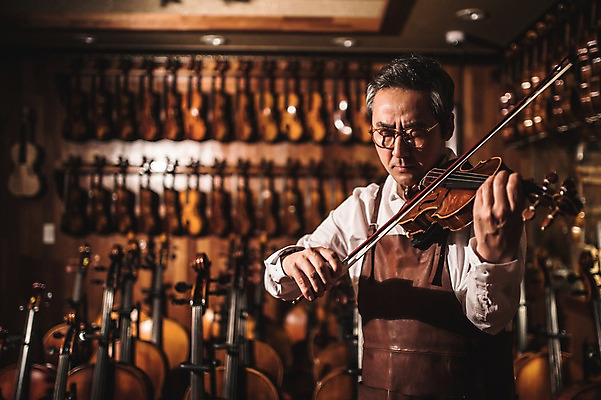 포토 JPG 직업 남자 악기 40대 연주 현악기 실내 한명 서기 사람 상반신 성인 일상 앞모습 아웃포커스 눈감음 감상 한국인 잡기 작업실 고수 집중 바이올린 장인 성인남자한명만 국내포토 1 음악 뷰포인트 중년 컨셉 모션 촬영기법 동양인 내부 라이프 향신료 남자한명만 성인남자만 파일형식