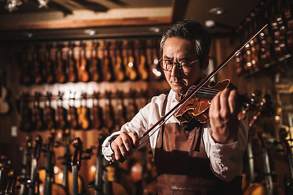 포토 JPG 직업 남자 악기 40대 연주 현악기 실내 한명 사람 상반신 성인 일상 앞모습 아웃포커스 눈감음 감상 한국인 작업실 고수 바이올린 장인 성인남자한명만 국내포토 1 음악 뷰포인트 중년 모션 촬영기법 동양인 내부 라이프 향신료 남자한명만 성인남자만 파일형식
