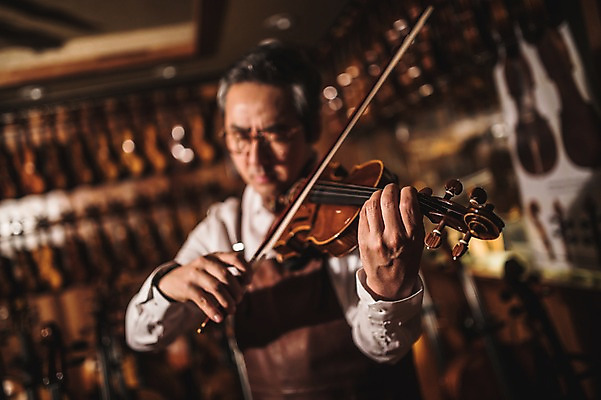 포토 JPG 직업 손 남자 40대 연주 현악기 실내 한명 사람 상반신 성인 일상 앞모습 아웃포커스 신체부위 눈감음 감상 한국인 잡기 작업실 고수 바이올린 장인 성인남자한명만 국내포토 1 악기 음악 뷰포인트 중년 모션 촬영기법 동양인 내부 라이프 향신료 남자한명만 성인남자만 파일형식