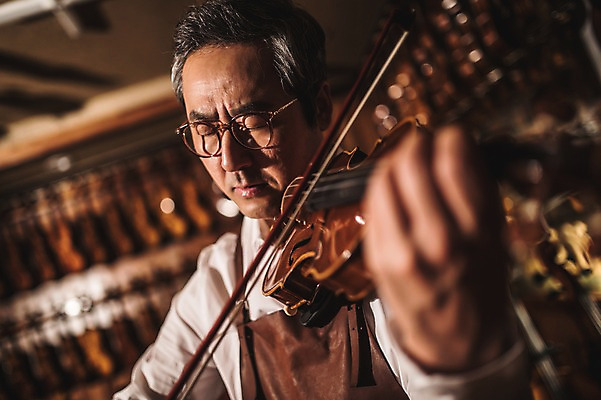 포토 JPG 직업 남자 40대 연주 현악기 실내 한명 서기 사람 상반신 성인 일상 앞모습 아웃포커스 눈감음 감상 한국인 잡기 작업실 고수 집중 바이올린 장인 성인남자한명만 국내포토 1 악기 음악 뷰포인트 중년 컨셉 모션 촬영기법 동양인 내부 라이프 향신료 남자한명만 성인남자만 파일형식