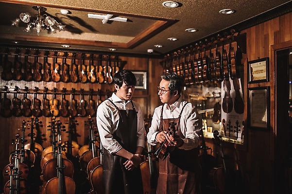 포토 JPG 직업 응시 남자 악기 40대 현악기 실내 표정 말하기 설명 서기 사람 상반신 20대 성인 두명 일상 앞모습 옆모습 아웃포커스 앞치마 듣기 한국인 잡기 작업실 고수 집중 바이올린 실습 장인 신입 성인남자만 국내포토 시선 음악 뷰포인트 중년 컨셉 모션 촬영기법 동양인 청년 내부 라이프 향신료 남자만 성인만 파일형식