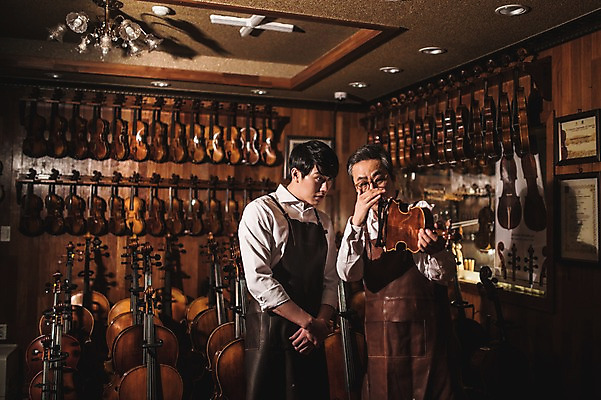 포토 JPG 직업 응시 남자 40대 현악기 실내 표정 말하기 설명 서기 사람 상반신 20대 성인 두명 일상 앞모습 옆모습 아웃포커스 앞치마 듣기 한국인 잡기 작업실 고수 집중 바이올린 실습 장인 신입 성인남자만 국내포토 시선 악기 뷰포인트 중년 컨셉 모션 촬영기법 동양인 청년 내부 라이프 향신료 남자만 성인만 파일형식