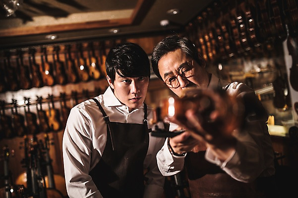 포토 JPG 직업 응시 남자 40대 현악기 실내 표정 사람 상반신 20대 성인 두명 일상 앞모습 아웃포커스 앞치마 한국인 잡기 작업 작업실 고수 집중 바이올린 실습 장인 수공예 신입 성인남자만 국내포토 시선 악기 뷰포인트 중년 컨셉 모션 촬영기법 동양인 청년 내부 라이프 공예 향신료 남자만 성인만 파일형식