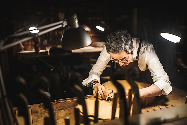 포토 JPG 직업 응시 남자 40대 현악기 전등 실내 표정 한명 서기 사람 상반신 성인 일상 앞모습 아웃포커스 한국인 잡기 작업 작업실 고수 집중 책상 첼로 장인 수공예 정성 성인남자한명만 국내포토 1 시선 악기 뷰포인트 중년 가구 컨셉 모션 조명 촬영기법 동양인 내부 라이프 공예 향신료 남자한명만 성인남자만 파일형식 찰현악기