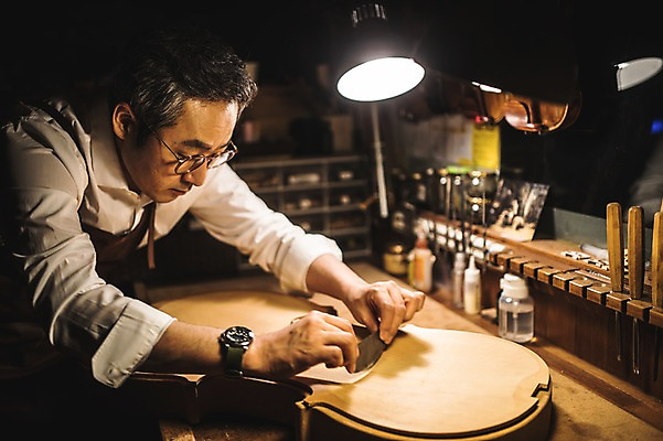 포토 JPG 직업 응시 남자 40대 현악기 전등 실내 표정 한명 사람 상반신 성인 일상 옆모습 아웃포커스 한국인 잡기 작업 작업실 고수 집중 책상 첼로 장인 수공예 성인남자한명만 국내포토 1 시선 악기 뷰포인트 중년 가구 컨셉 모션 조명 촬영기법 동양인 내부 라이프 공예 향신료 남자한명만 성인남자만 파일형식 찰현악기