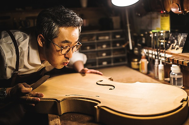 포토 JPG 직업 응시 남자 40대 현악기 전등 실내 표정 한명 서기 사람 상반신 성인 일상 옆모습 아웃포커스 약 한국인 잡기 작업 작업실 고수 불기 집중 책상 첼로 장인 성인남자한명만 국내포토 1 시선 악기 뷰포인트 중년 가구 컨셉 의학 모션 조명 촬영기법 동양인 내부 라이프 향신료 남자한명만 성인남자만 파일형식 찰현악기