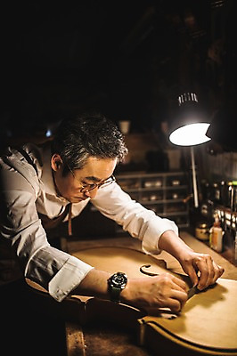 포토 JPG 직업 응시 남자 40대 현악기 전등 실내 표정 한명 서기 사람 상반신 성인 일상 옆모습 아웃포커스 한국인 잡기 작업 작업실 고수 집중 책상 첼로 장인 수공예 성인남자한명만 국내포토 1 시선 악기 뷰포인트 중년 가구 컨셉 모션 조명 촬영기법 동양인 내부 라이프 공예 향신료 남자한명만 성인남자만 파일형식 찰현악기