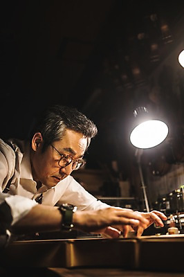 포토 JPG 직업 응시 남자 40대 현악기 전등 실내 표정 한명 사람 상반신 성인 일상 옆모습 아웃포커스 한국인 작업 작업실 고수 집중 책상 장인 수공예 성인남자한명만 국내포토 1 시선 악기 뷰포인트 중년 가구 컨셉 조명 촬영기법 동양인 내부 라이프 공예 향신료 남자한명만 성인남자만 파일형식