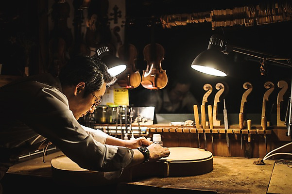 포토 JPG 직업 응시 남자 40대 현악기 전등 실내 표정 한명 서기 사람 상반신 성인 일상 옆모습 아웃포커스 한국인 잡기 작업 작업실 고수 집중 첼로 장인 성인남자한명만 국내포토 1 시선 악기 뷰포인트 중년 컨셉 모션 조명 촬영기법 동양인 내부 라이프 향신료 남자한명만 성인남자만 파일형식 찰현악기