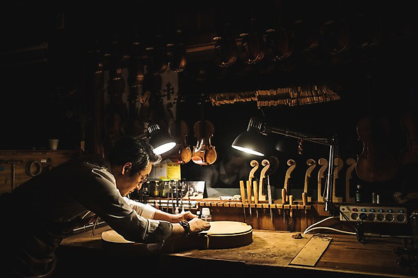 포토 JPG 직업 응시 남자 40대 현악기 전등 실내 표정 한명 서기 사람 상반신 성인 일상 옆모습 아웃포커스 한국인 작업 작업실 고수 집중 책상 첼로 장인 연장세트 성인남자한명만 국내포토 1 시선 악기 뷰포인트 중년 가구 컨셉 모션 조명 촬영기법 동양인 내부 라이프 공구 향신료 남자한명만 성인남자만 파일형식 찰현악기