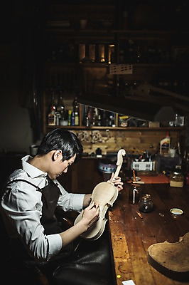 포토 JPG 직업 응시 남자 현악기 실내 표정 한명 사람 앉기 상반신 20대 성인 일상 옆모습 아웃포커스 한국인 잡기 붓 작업 색칠 작업실 집중 바이올린 바르기 실습 신입 성인남자한명만 국내포토 1 시선 악기 뷰포인트 컨셉 모션 촬영기법 동양인 청년 내부 라이프 남자한명만 성인남자만 파일형식