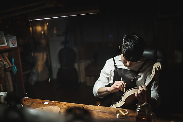 포토 JPG 직업 남자 현악기 실내 표정 한명 사람 앉기 상반신 20대 성인 일상 앞모습 아웃포커스 앞치마 한국인 잡기 붓 작업 색칠 작업실 집중 바이올린 실습 신입 성인남자한명만 국내포토 1 악기 뷰포인트 컨셉 모션 촬영기법 동양인 청년 내부 라이프 남자한명만 성인남자만 파일형식