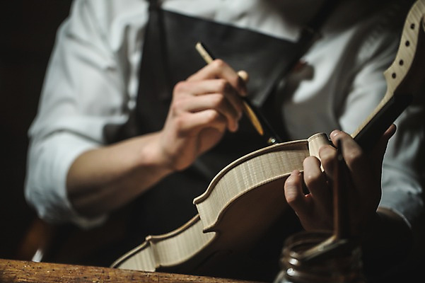 포토 JPG 직업 손 남자 현악기 실내 한명 사람 앉기 상반신 20대 성인 일상 앞모습 아웃포커스 신체부위 앞치마 한국인 잡기 붓 작업 색칠 작업실 바이올린 실습 신입 성인남자한명만 국내포토 1 악기 뷰포인트 모션 촬영기법 동양인 청년 내부 라이프 남자한명만 성인남자만 파일형식