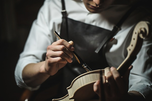 포토 JPG 직업 손 남자 현악기 실내 표정 한명 사람 앉기 상반신 20대 성인 일상 앞모습 아웃포커스 신체부위 앞치마 한국인 잡기 붓 작업 작업실 집중 바이올린 실습 신입 성인남자한명만 국내포토 1 악기 뷰포인트 컨셉 모션 촬영기법 동양인 청년 내부 라이프 남자한명만 성인남자만 파일형식