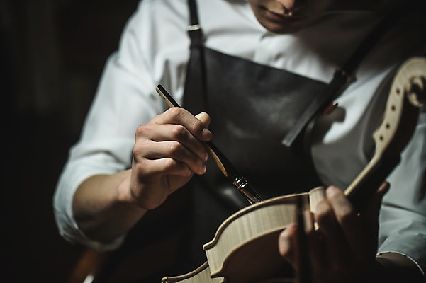 포토 JPG 직업 손 응시 남자 현악기 실내 표정 한명 사람 앉기 상반신 20대 성인 일상 앞모습 아웃포커스 신체부위 한국인 잡기 붓 작업 색칠 작업실 집중 바이올린 실습 신입 성인남자한명만 국내포토 1 시선 악기 뷰포인트 컨셉 모션 촬영기법 동양인 청년 내부 라이프 남자한명만 성인남자만 파일형식