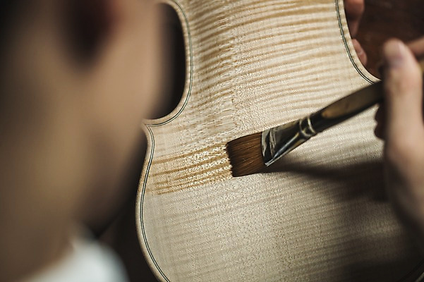 포토 JPG 직업 손 남자 현악기 실내 한명 사람 상반신 20대 성인 일상 뒷모습 아웃포커스 신체부위 한국인 잡기 붓 작업 색칠 작업실 집중 바이올린 실습 신입 성인남자한명만 국내포토 1 악기 뷰포인트 컨셉 모션 촬영기법 동양인 청년 내부 라이프 남자한명만 성인남자만 파일형식