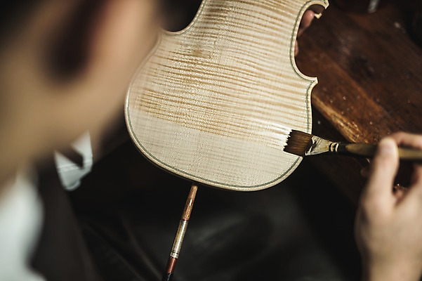 포토 JPG 직업 손 남자 현악기 실내 한명 사람 앉기 근접촬영 상반신 20대 성인 일상 뒷모습 아웃포커스 신체부위 한국인 잡기 붓 작업 색칠 작업실 집중 바이올린 실습 신입 성인남자한명만 국내포토 1 악기 뷰포인트 컨셉 모션 촬영기법 동양인 청년 내부 라이프 남자한명만 성인남자만 파일형식