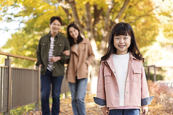 포토 JPG 주간 응시 여자 남자 행복 여유 어린이 40대 여행 단풍 낙엽 가족 가족여행 한국 사랑 미소 사람 동양인 상반신 성인 야외 앞모습 아웃포커스 세명 30대 걷기 팔짱 산책 한국인 가을 전라북도 설레임 가을여행 국내여행 전주 국내포토 자연요소 시선 계절 감정 아시아 뷰포인트 중년 잎 관계 모션 휴식 촬영기법 표정 인종 장년 전라도 파일형식 가을_계절