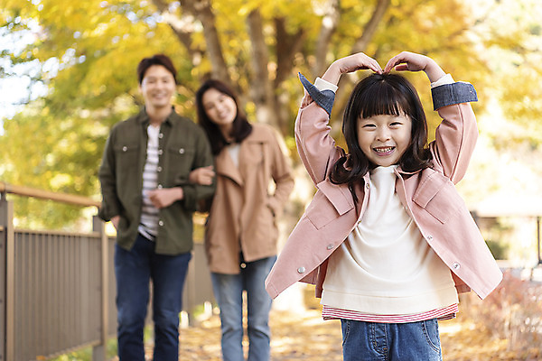 포토 JPG 주간 응시 여자 남자 행복 여유 어린이 40대 여행 단풍 낙엽 가족 가족여행 한국 사랑 미소 사람 동양인 상반신 성인 야외 앞모습 아웃포커스 세명 30대 팔짱 산책 한국인 가을 전라북도 설레임 가을여행 손하트 국내여행 전주 국내포토 자연요소 시선 계절 감정 아시아 뷰포인트 중년 잎 관계 모션 휴식 촬영기법 표정 인종 손짓 장년 전라도 파일형식 가을_계절