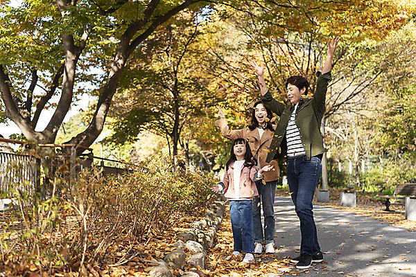 포토 JPG 주간 전신 나무 여자 남자 행복 여유 어린이 40대 여행 단풍 낙엽 가족 놀이 가족여행 한국 사랑 사람 동양인 성인 야외 앞모습 옆모습 세명 30대 산책 한국인 가을 던지기 전라북도 즐거움 설레임 가을여행 국내여행 전주 국내포토 자연요소 식물 계절 감정 아시아 뷰포인트 중년 잎 관계 모션 휴식 인종 장년 전라도 파일형식 가을_계절