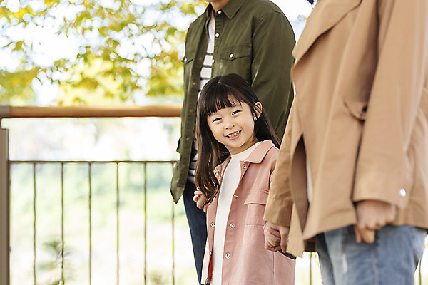 포토 JPG 주간 응시 여자 남자 행복 여유 어린이 40대 여행 가족 가족여행 한국 사랑 미소 사람 동양인 상반신 성인 야외 옆모습 세명 30대 걷기 손잡기 산책 한국인 가을 전라북도 설레임 가을여행 국내여행 전주 국내포토 자연요소 시선 계절 감정 아시아 뷰포인트 중년 관계 모션 휴식 표정 인종 장년 전라도 파일형식 가을_계절