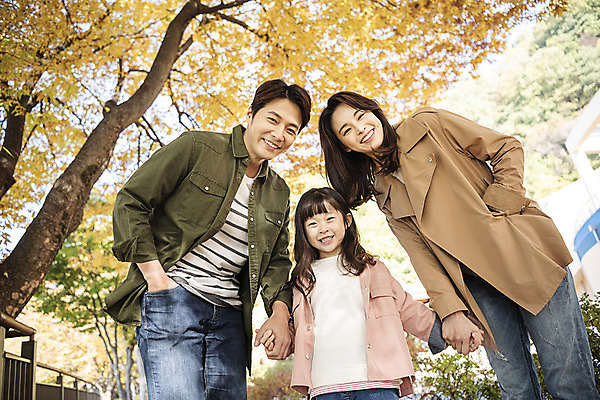 포토 JPG 주간 나무 응시 여자 남자 행복 여유 어린이 로우앵글 40대 여행 단풍 낙엽 가족 가족여행 한국 사랑 미소 사람 동양인 상반신 성인 야외 앞모습 옆모습 세명 30대 손잡기 산책 한국인 가을 전라북도 설레임 가을여행 국내여행 전주 국내포토 자연요소 식물 시선 계절 감정 아시아 뷰포인트 중년 잎 관계 모션 휴식 표정 인종 장년 전라도 파일형식 가을_계절